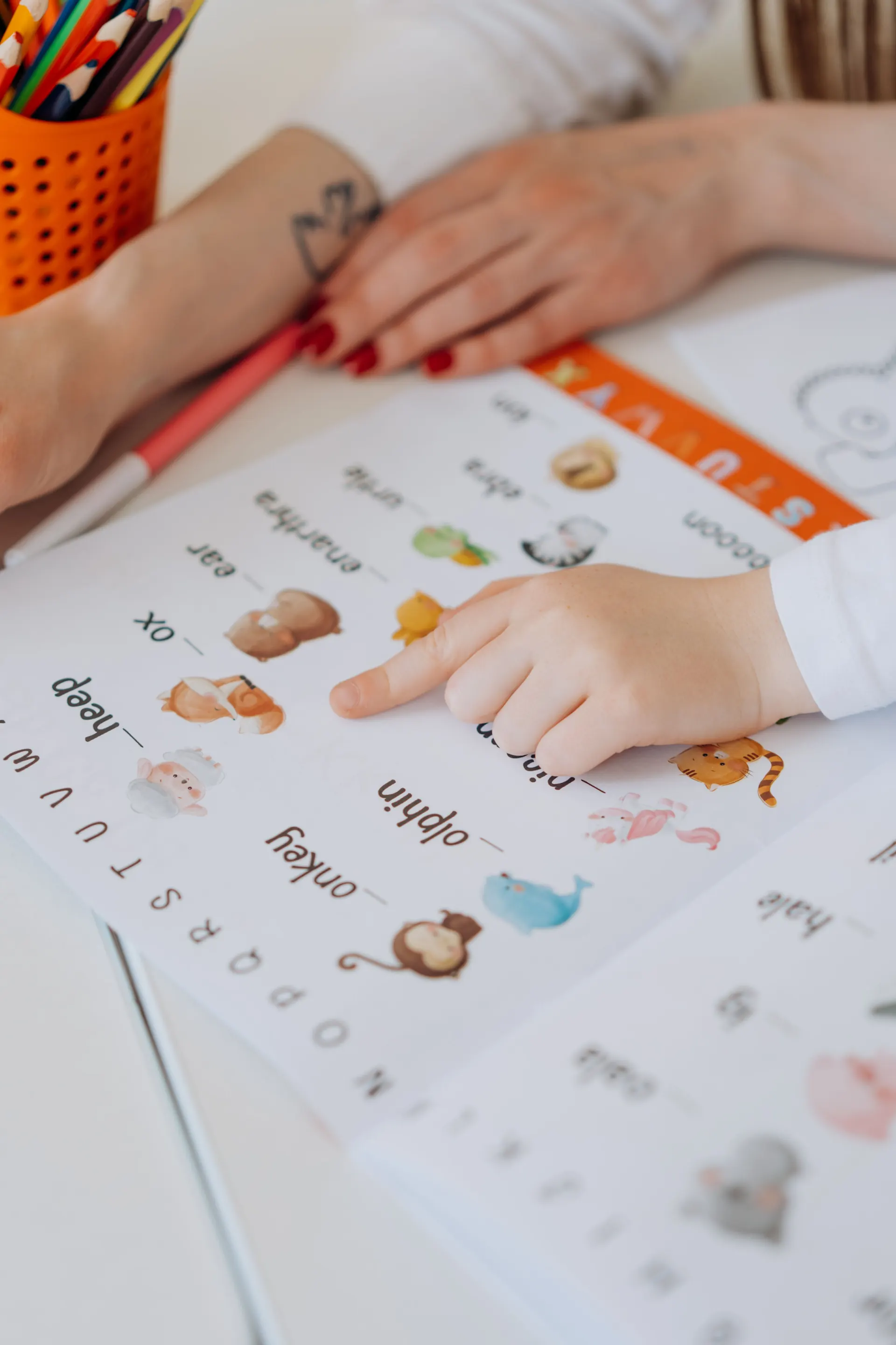 Trẻ em và người lớn luyện từ vựng tiếng Anh trên bàn học